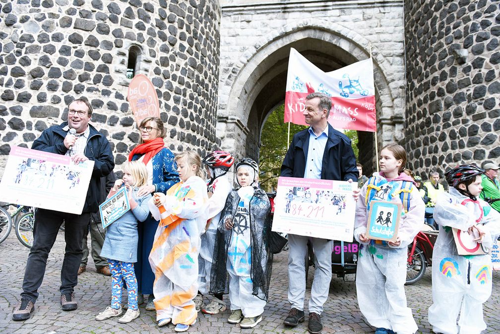 Petitionsübergabe Bild: Kidical Mass Aktionsbündnis Fotograf: Jennifer Fey