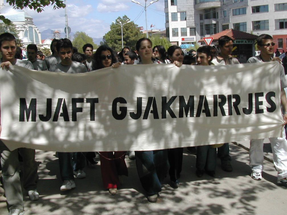 Demonstration der albanischen Nichtregierungsorganisation Mjaft! gegen die Blutrache. Auf dem Transparent steht Genug der Blutrache
