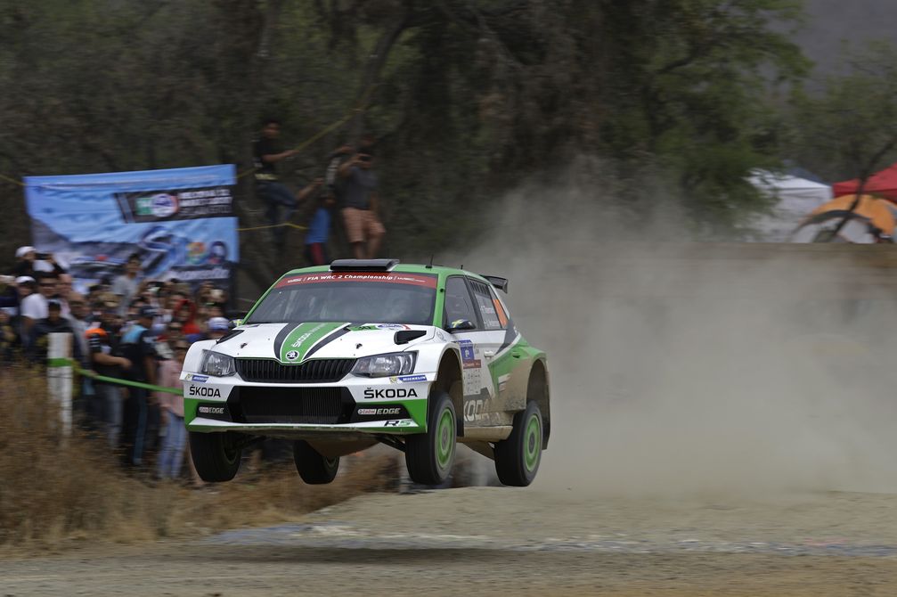 SKODA Motorsport bei der Rallye Mexiko: Das Werksduo Pontus Tidemand und Jonas Andersson flog auf den Schotterpisten zum Sieg. Bild: "obs/Skoda Auto Deutschland GmbH"