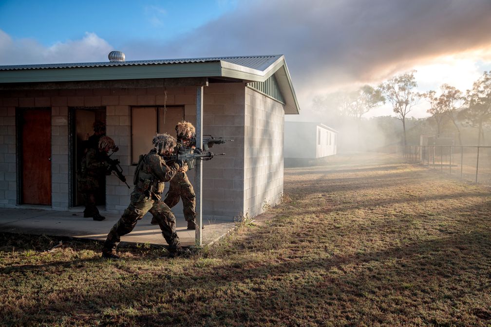 Die Soldaten vom Fallschirmjägerregiment 26 kämpfen sich von Haus zu Haus, um die Ortschaft zu erobern / Weiterer Text über ots und www.presseportal.de/nr/127975 / Die Verwendung dieses Bildes für redaktionelle Zwecke ist unter Beachtung aller mitgeteilten Nutzungsbedingungen zulässig und dann auch honorarfrei. Veröffentlichung ausschließlich mit Bildrechte-Hinweis. Bildrechte: Bundeswehr/Marco Dorow Fotograf: Marco Dorow