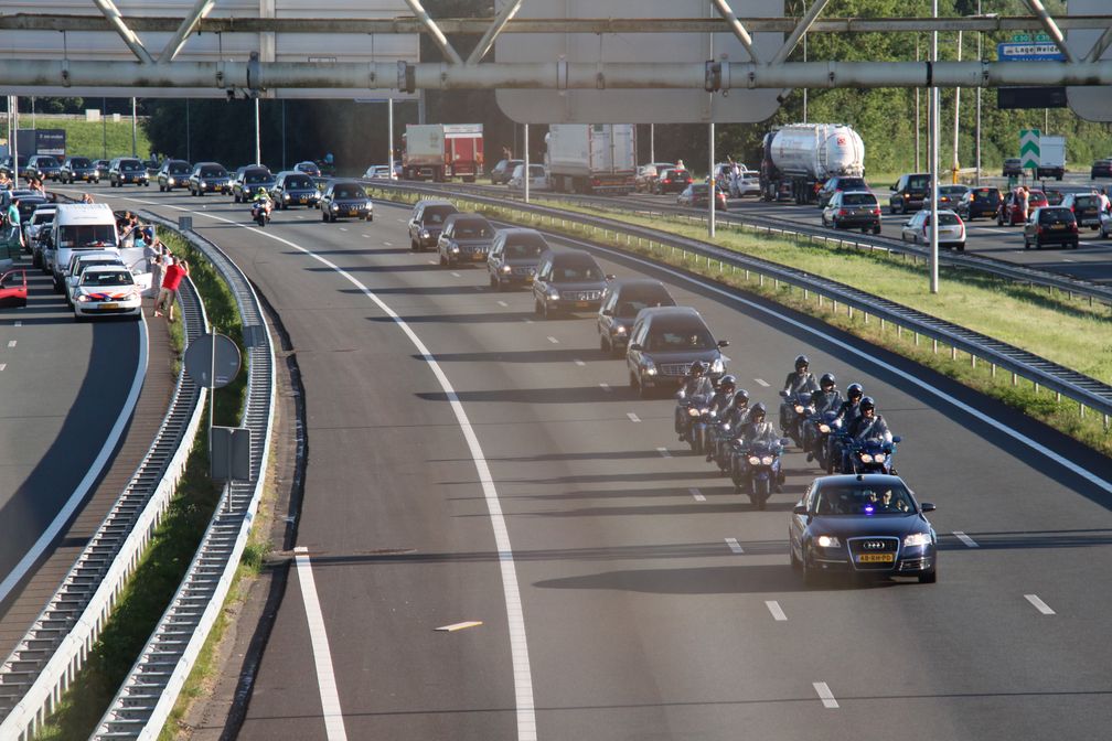 Kolonne der Leichenwagen mit den Verstorbenen, in der Niederlande.