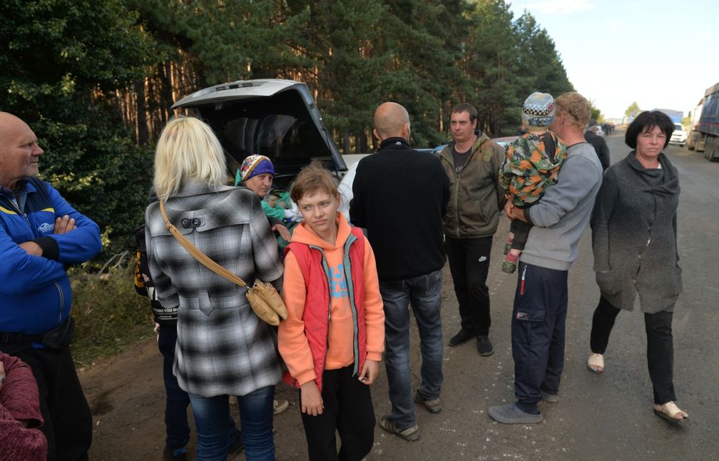 Archivbild: Flüchtlinge aus dem Gebiet Charkow warten am 9. September 2022 darauf, dass sie die Grenze zu Russland passieren können. Bild: Wiktor Antonjuk / Sputnik