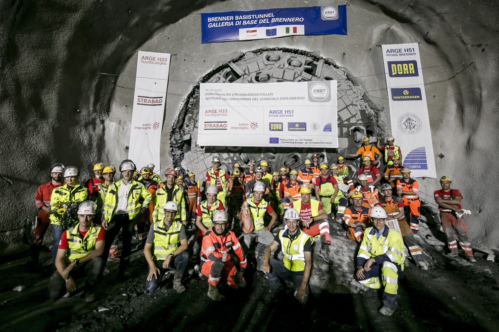 Um 08:27 Uhr bohrte sich die Tunnelbohrmaschine „Günther“ von Norden kommend Richtung Süden durch die letzten Gesteinsbrocken.  Bild:     BBT-SE/STRABAG/Jan Hetfleisch