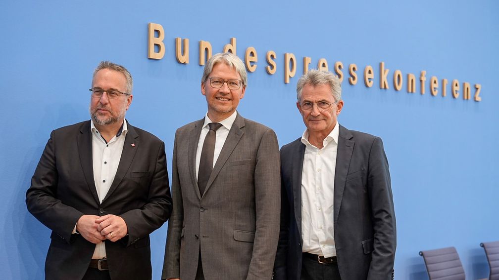 MIRO-Präsident Christian Strunk (Mitte) zusammen mit Peter Hübner (r.), Präsident des Hauptverbandes der Deutschen Bauindustrie, und Carsten Burckhardt (l.), stellv. Bundesvorsitzender IG BAU (2025) Bild: Bundesverband Mineralische Rohstoffe e.V. - MIRO Fotograf: MIRO/HDB/IGBAU//Bollhorst