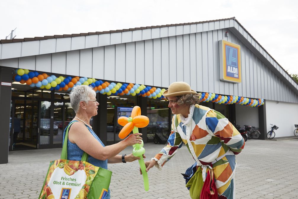 Gemeinsam mit Mitarbeitern und Kunden feierte ALDI SÜD am Samstag in der Regionalgesellschaft Altenstadt die 500. Filiale der Zukunft. Bild: "obs/Unternehmensgruppe ALDI SÜD/ALDI SÜD"