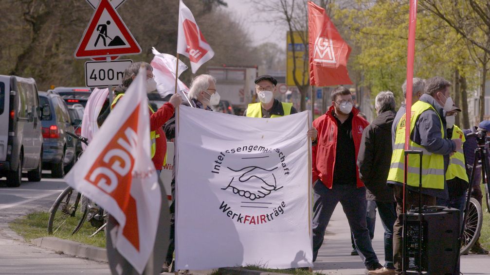 Auf einer Demonstration vor den Tönnies-Werken am 23. April 2021 forderten Gewerkschaften und Mitarbeitende bessere Löhne.  Bild: ZDF Fotograf: Ralf Huppke