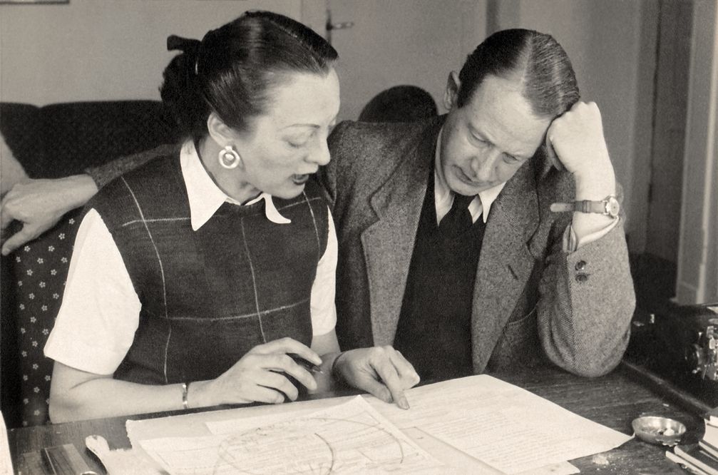 Franz und Hildegard Cornelsen arbeiten 1948 an Peter Pim and Billy Ball. Bild:     Cornelsen Verlag