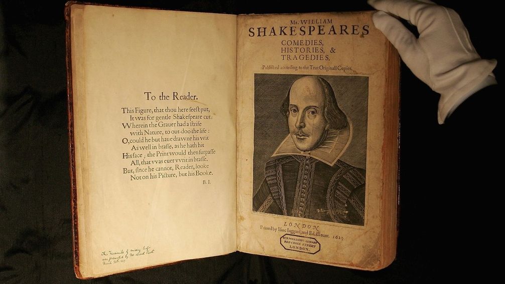 Archivbild: Ein Mitarbeiter von Sotheby's hält die erste Folio-Ausgabe der Shakespeare-Stücke aus dem Jahr 1623.