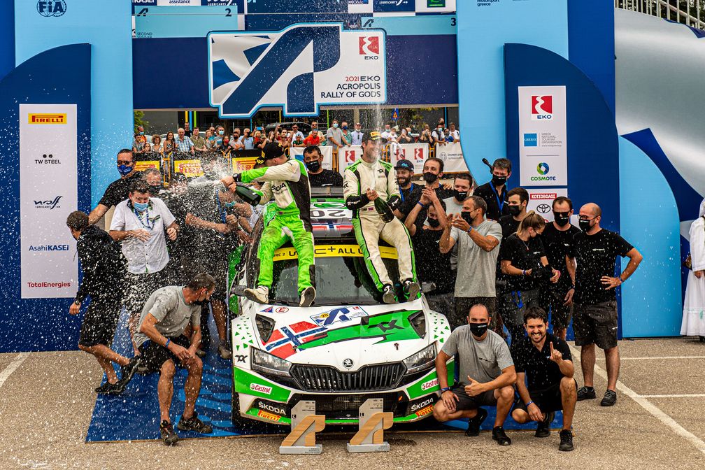 Andreas Mikkelsen (NOR) und Elliott Edmondson (GBR) gewannen im SKODA FABIA Rally2 evo bei ihrer ersten gemeinsamen Rallye die Kategorie WRC2.  Bild: SMB Fotograf: Skoda Auto Deutschland GmbH