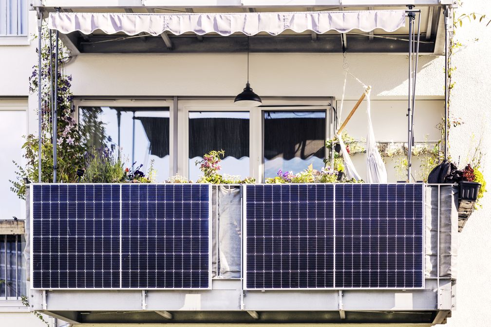 Sonnenkollektoren auf dem Balkon eines Wohnblocks. Haus-Solarmodul. Moderner Solar-Balkon. Balkonkraftwerk