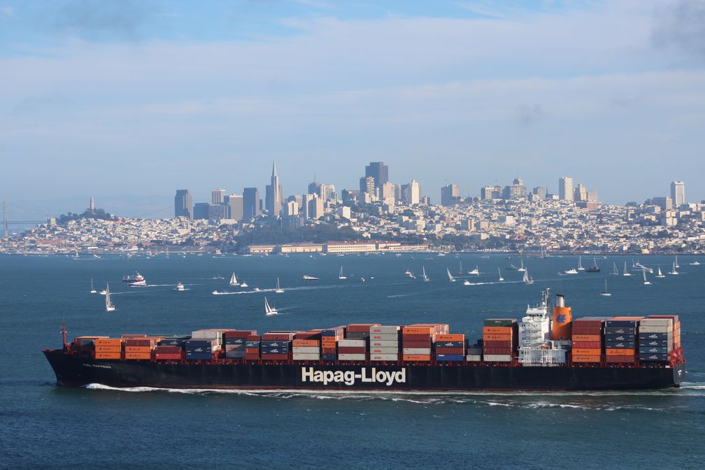 Rund um die Welt unterwegs: Ein Hapag-Lloyd Schiff vor San Francisco. Bild: "obs/Hapag Lloyd AG"
