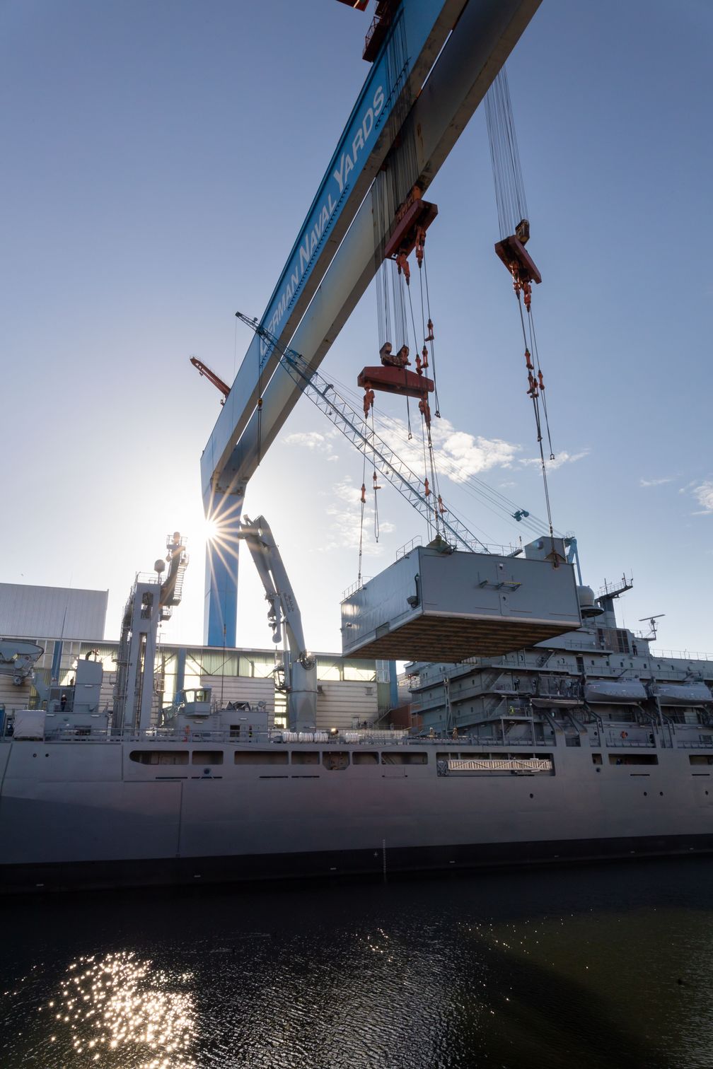 Das neue Rettungszentrum wurde heute erfolgreich auf den Einsatzgruppenversorger FRANKFURT AM MAIN aufgesetzt.  Bild: GERMAN NAVAL YARDS KIEL GmbH Fotograf: GERMAN NAVAL YARDS KIEL GmbH