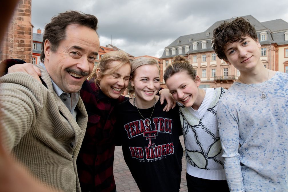 Heinz Hellmich (Jan Josef Liefers), Carla Hellmich (Nadja Uhl), Mavie Hellmich (Sarah Mahita), Leni Hellmich (Momo Beier) und Linus Hellmich (Juri Sam Winkler).  Bild: LEONINE Studios/Wiedemann & Berg Fotograf: Jürgen Olczyk