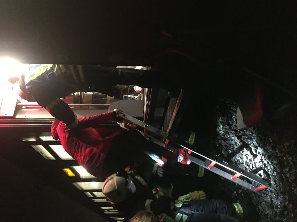 Mit Leitern und einer Arbeitsbühne wurden die Fahrgäste aus dem Zug heraus geführt. Bild: Feuerwehr