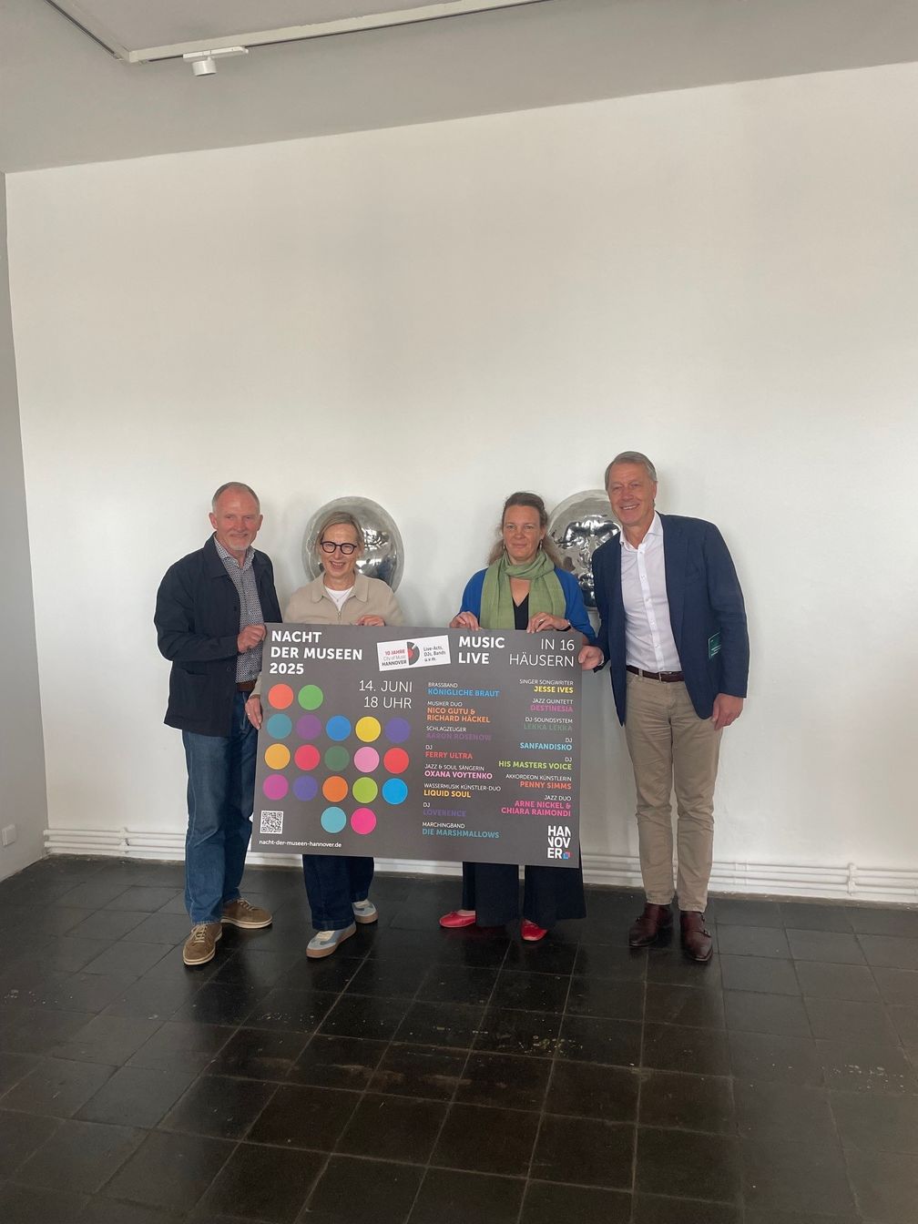 Hannovers Kulturdezernentin Eva Bender (3. v.l.) und HMTG-Geschäftsführer Hans Nolte (4. v.l.) präsentieren in der Galerie Drees mit den Gastgebern das Programm zur Nacht der Museen am 14. Juni 2025. Bild: Hannover Marketing und Tourismus GmbH (HMTG) Fotograf: Ela Windels HMTG