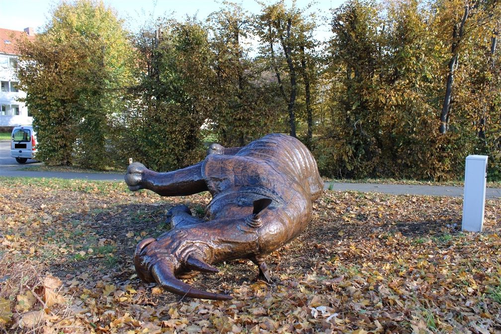 Das Nashorn wurde offenbar gewaltsam umgeworfen. Bild: Polizei Minden-Lübbecke