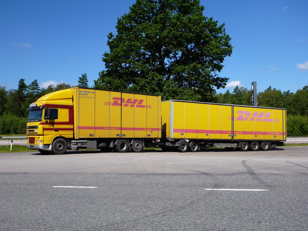 DHL A-Tain mit einem DAF-XF mit angehängtem Zweiachsdolly in Schweden