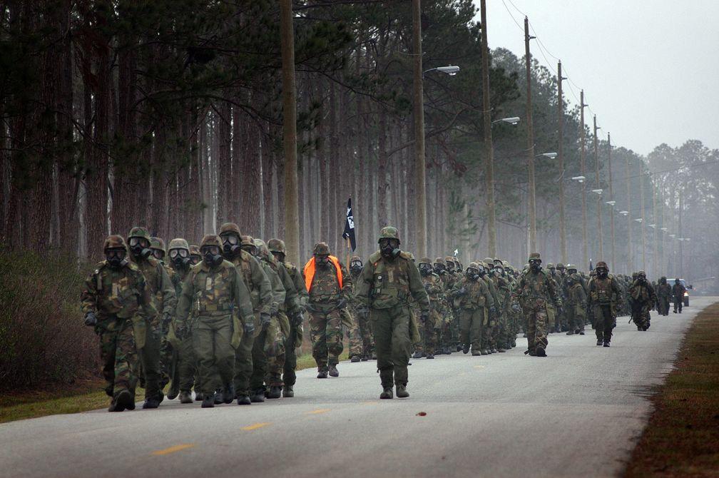 Fußmarsch eines Bataillons der US-Navy mit ABC-Schutzmasken (Symbolbild)