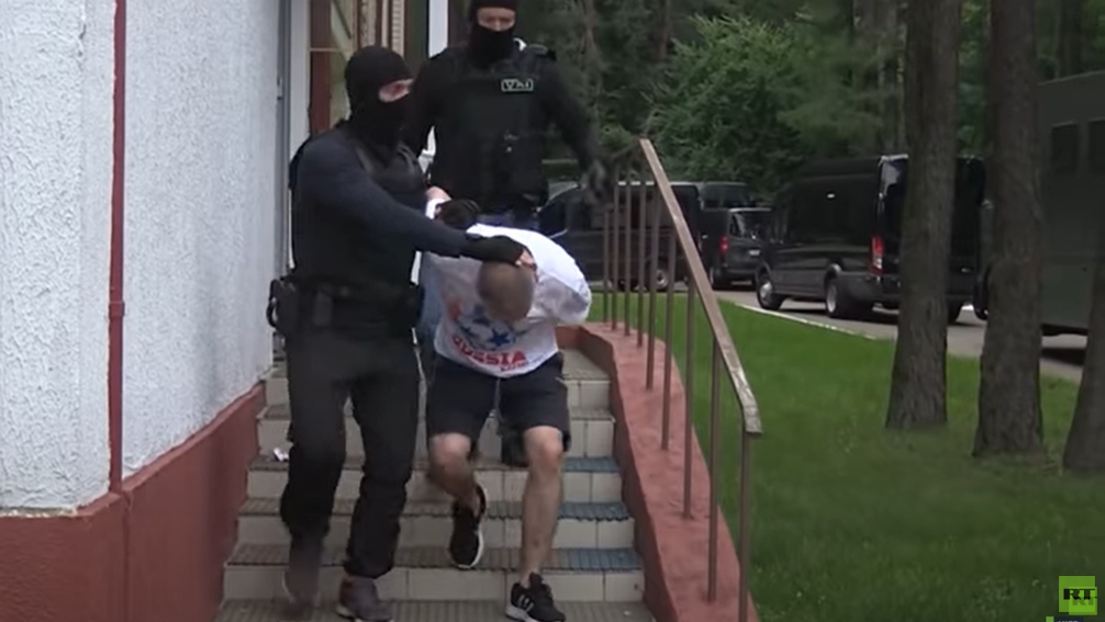 Weißrussische Sicherheitsbeamte überführen am 29. Juli 2020 die in Minsk verhafteten russischen Bürger als mutmaßliche Saboteure. Sie handelten nach einem Plot des ukrainischen Geheimdienstes, der so die Auslieferung der ehemaligen Donbass-Kämpfer an die Ukraine anstrebte.