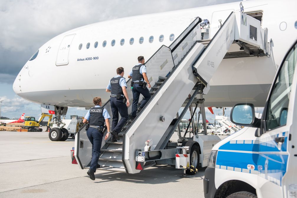 Bundespolizisten am Münchner Airport gehörten zu den ersten, die die neue Erdenbürgerin auf dem Boden begrüßen durften (Symbolbild). Bild: Bundespolizei