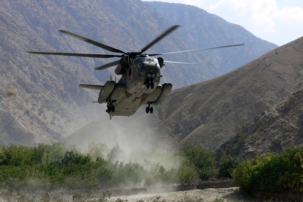 CH-53 beim Landeanflug am Rande eines Flußbettes. Bild: Langer