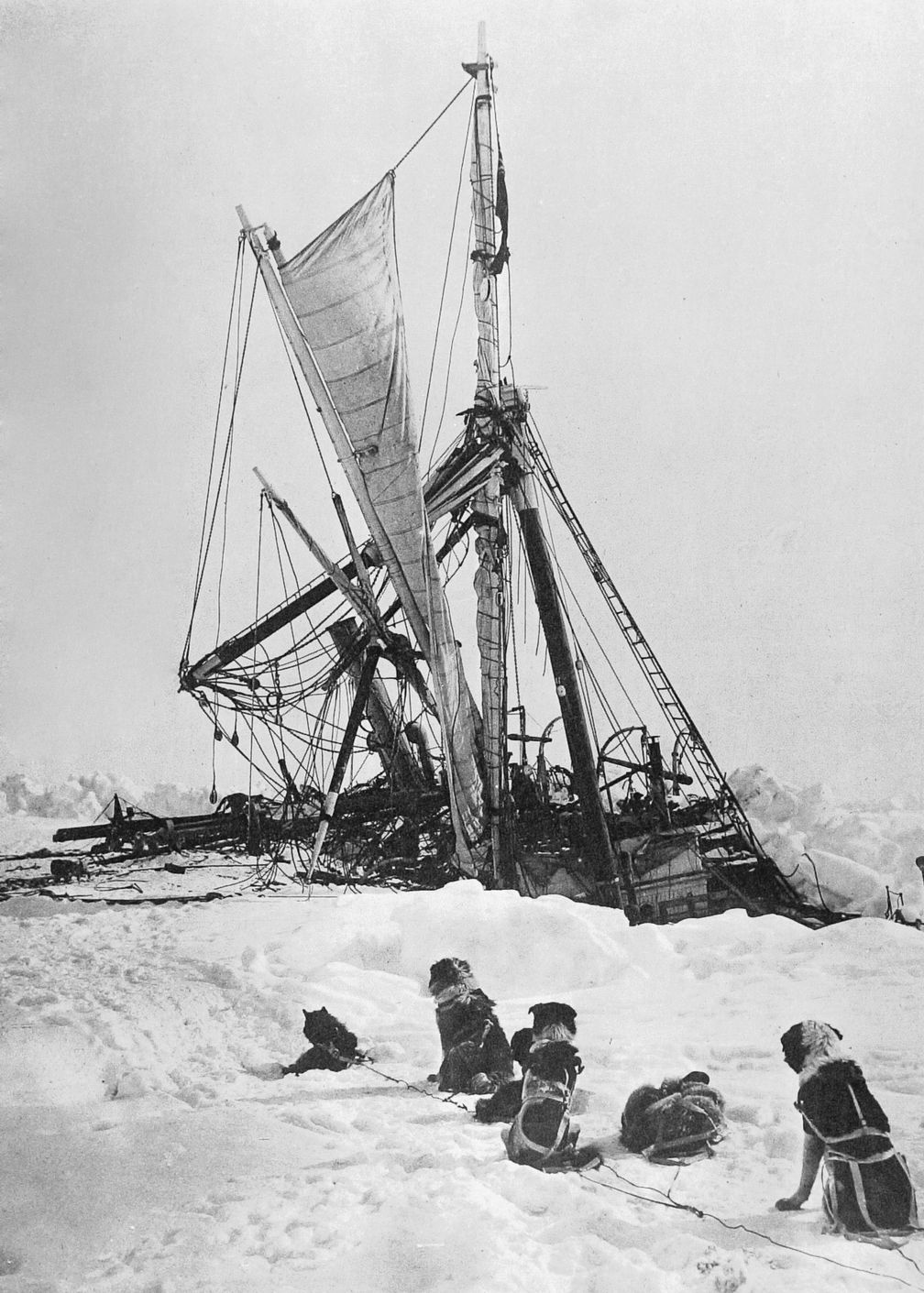 Die sinkende Endurance. Foto: Frank Hurley