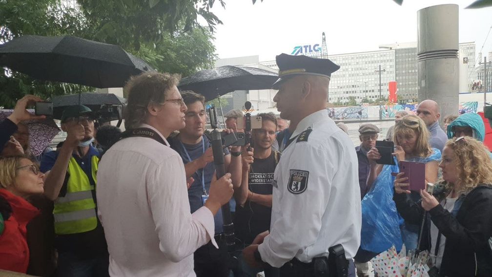 Thilo Cablitz im Gespräch mit Demonstranten am 01. August 2021