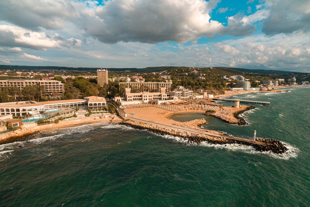 Schwarzmeerküste nördlich von Varna mit Thermalbad,  moderne Hotels und viel Grün /  Bild: "obs/Agentur für Gesundheitstourismus/BUBSPA"