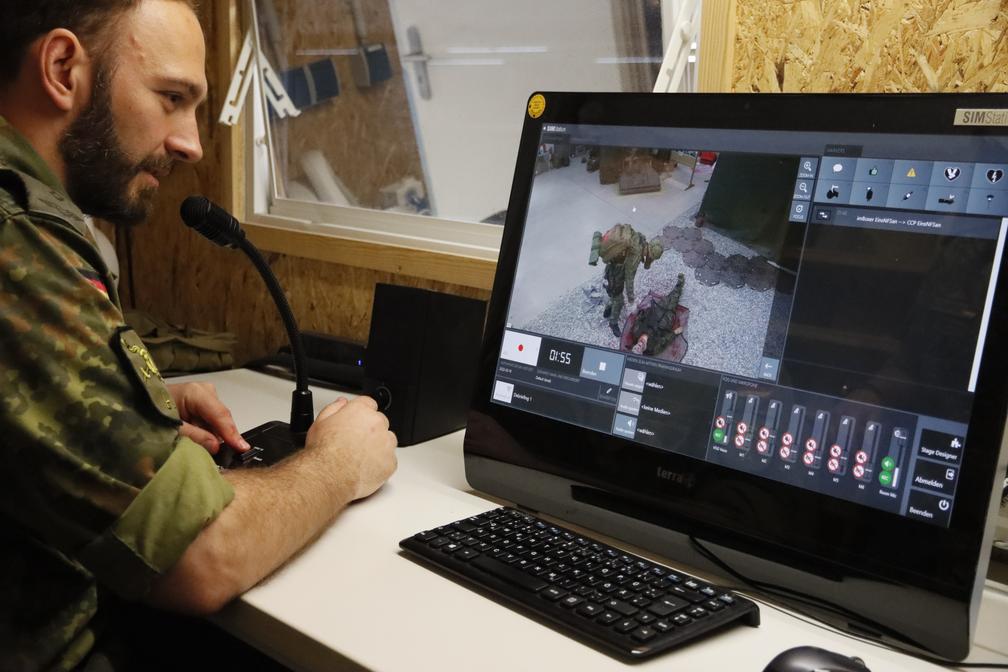 In der Kontrollkabine steuern die Ausbilder die Lage, spielen Effekte ein und überwachen die durchgeführten Maßnahmen. Bild: Sanitätsdienst der Bundeswehr Fotograf: Simon Höpfl