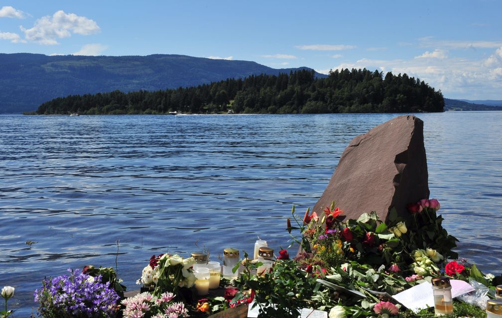 Beileidsbekundungen am Ufer des Tyrifjord nach dem Attentat.