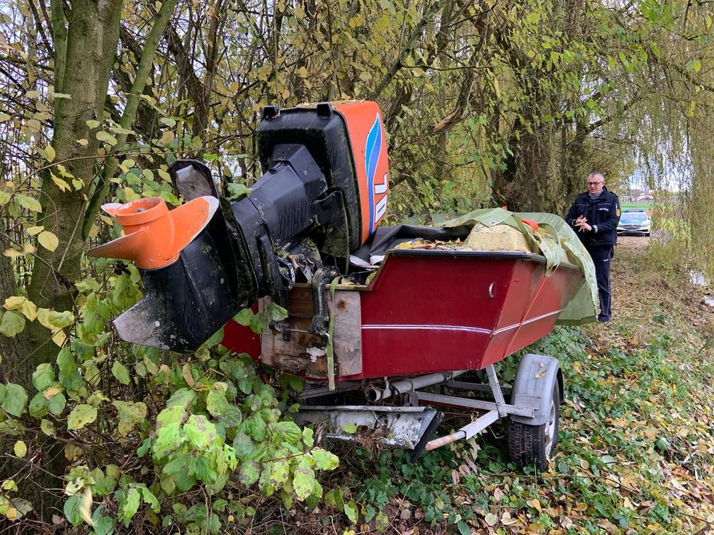 Die Polizei sucht den Besitzer dieses Anhängers mit einem Motorboot als Ladung Bild: Polizei