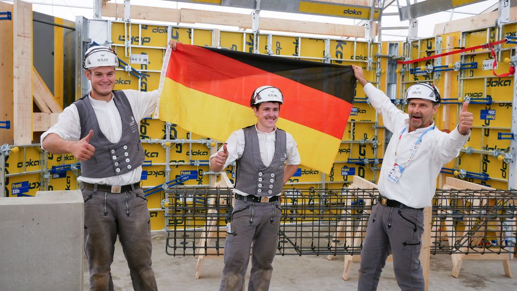 Das Betonbauer-Team nach dem Abpfiff des Wettbewerbs: (v.l.n.r.) Julian  Kiesl, ihr Trainer und Experte Josef Leberle, Ausbildungsmeister im Ausbildungs- und Fortbildungszentrum der Bauinnung Nordschwaben, und Niklas Berroth.  Bild: ZDB Zentralverband Dt. Baugewerbe Fotograf: Stephanie Trenkler