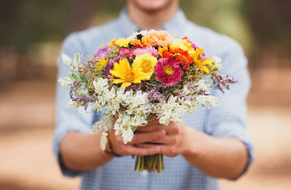 Mann mit Blumenstrauß (Symbolbild)