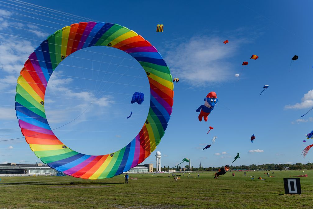 Das STADT UND LAND-Festival der RIESENDRACHEN auf dem Tempelhofer Feld am 10.09.2016 / Bild: "obs/STADT UND LAND Wohnbauten-Gesellschaft mbH"