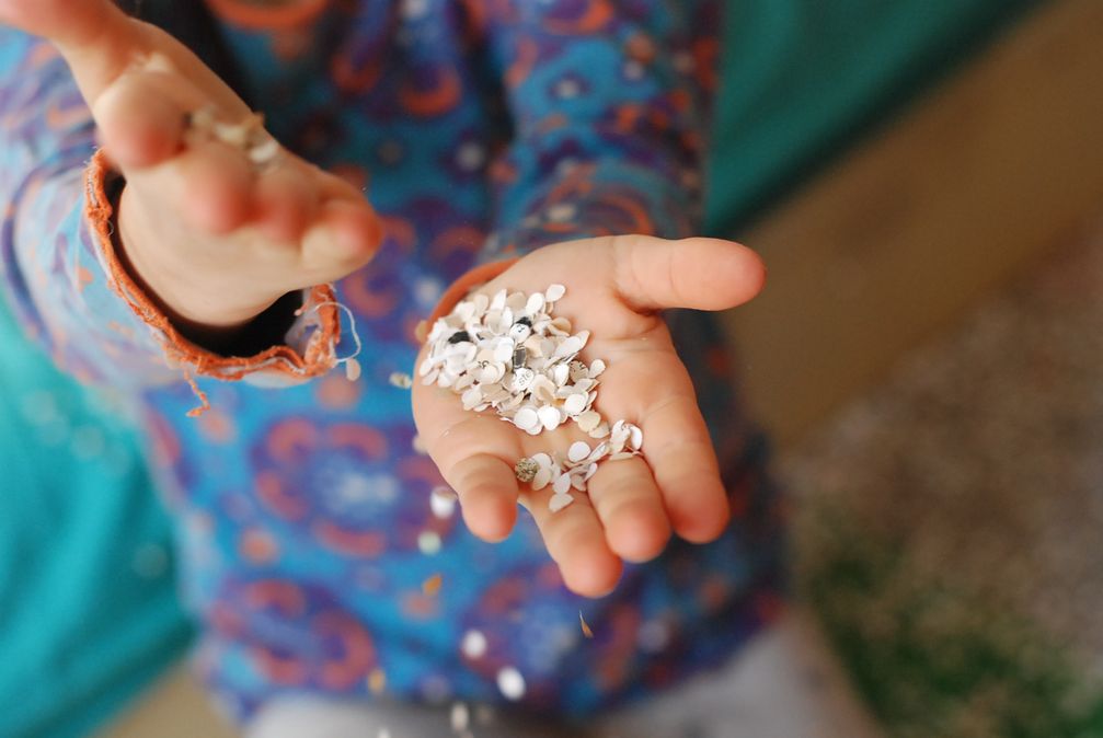 "Papier - das fetzt!"  Bild: Stiftung Haus der kleinen Forscher Fotograf: Mareike Mittelbach