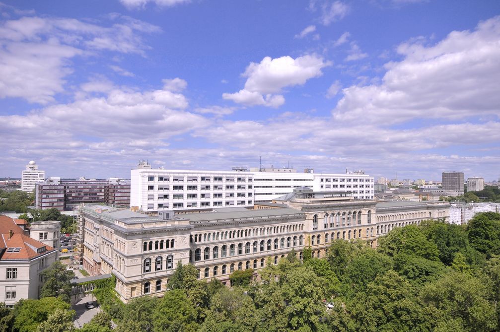 Blick vom Dach des Eugene-Paul-Wigner-Gebäudes auf das Hauptgebäude der Technischen Universität Berlin