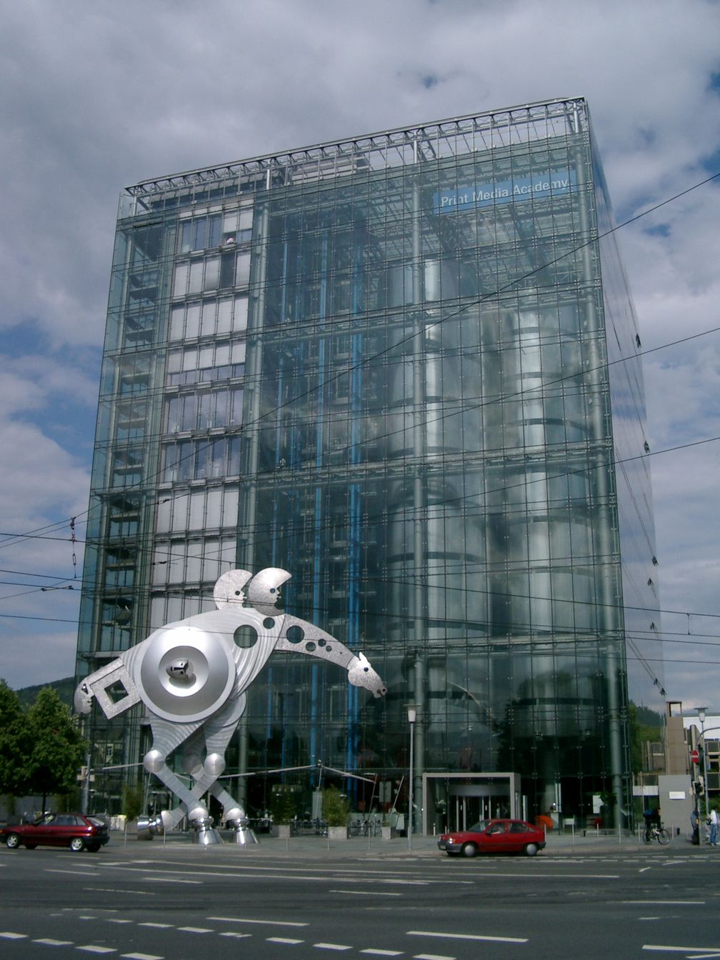 Heidelberger Druckmaschinen: Print Media Academy: Büro- und Schulungsgebäude am Hauptsitz in Heidelberg. Im Vordergrund das „S-Printing Horse“