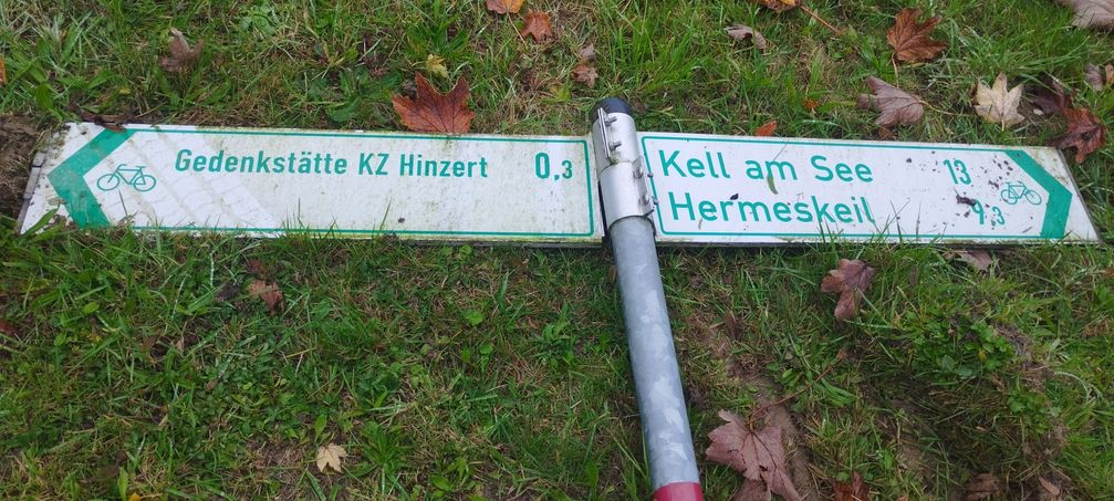 Gedenkst-tte-Hinzert-Schild-am-Radweg-umgefahren-und-abgehauen