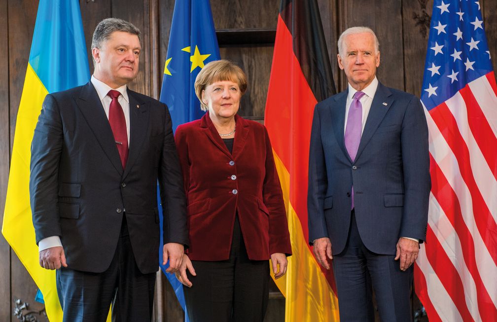 Biden (rechts) mit dem ukrainischen Präsidenten Petro Poroschenko und Bundeskanzlerin Angela Merkel bei der Münchner Sicherheitskonferenz 2015