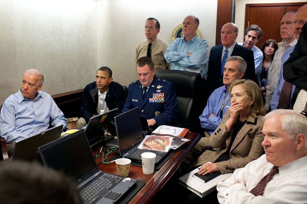 Der Nationale Sicherheitsrat verfolgt die Operation in einem Nebenraum des White House Situation Room. Aufgenommen von Pete Souza zum Zeitpunkt, als einer der eintreffenden Hubschrauber abstürzt.[42]
