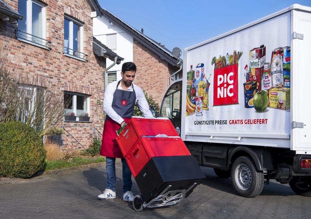 Picnic liefert ab sofort in Deutschland aus. Der Online-Supermarkt will mit günstigsten Preisen, Gratislieferung, 20-minütigem Lieferfenster und eigens entwickelter Elektro-Van-Flotte den Lebensmittel-Einzelhandel revolutionieren. W
