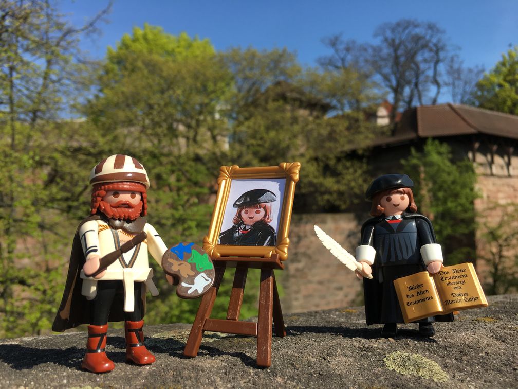 Albrecht Dürer hatte viele Hebel in Bewegung gesetzt, um Martin Luther malen zu können, aber es hat leider nicht geklappt. Aber zumindest mit den PLAYMOBIL-Spielfiguren aus dem Onlineshop der Congress- und Tourismus-Zentrale Nürnberg lässt sich dies nachholen. Bild: Angela Ditze/CTZ