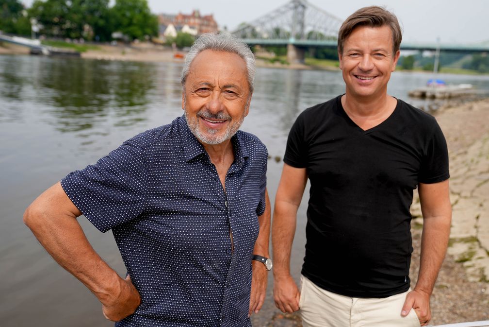 Arne Platzbecker (re.) und Wolfgang Stumph in Dresden  Bild: MDR/DOKfilm Fotograf: JAN URBANSKI