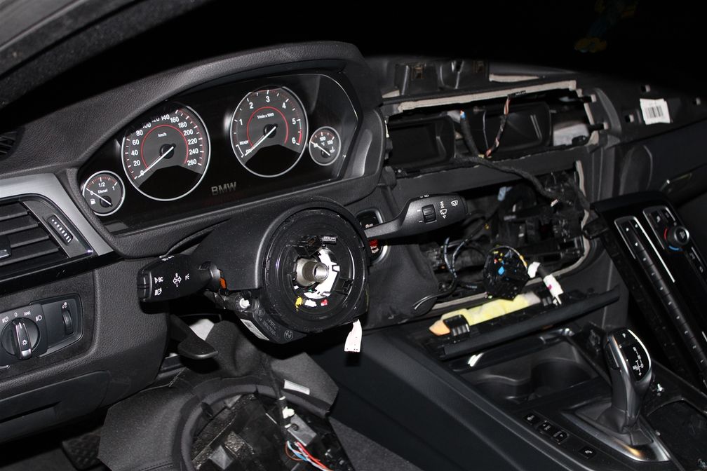 BMW Innenraum mit ausgebautem Airbag Bild: Polizei