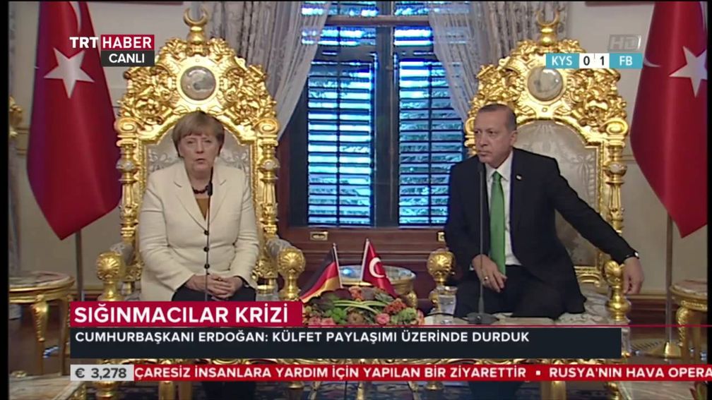 Archivbild: Merkel und Erdogan in Istanbul. Merkel repräsentiert die BRD mit der Türkischen Nationalflagge.