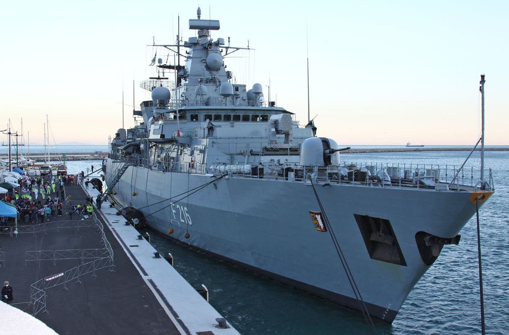 Die Fregatte Schleswig-Holstein liegt zur Abgabe der geretteten Flüchtlinge vom Vortag im Hafen von Salerno in Italien am 22.06.2015.