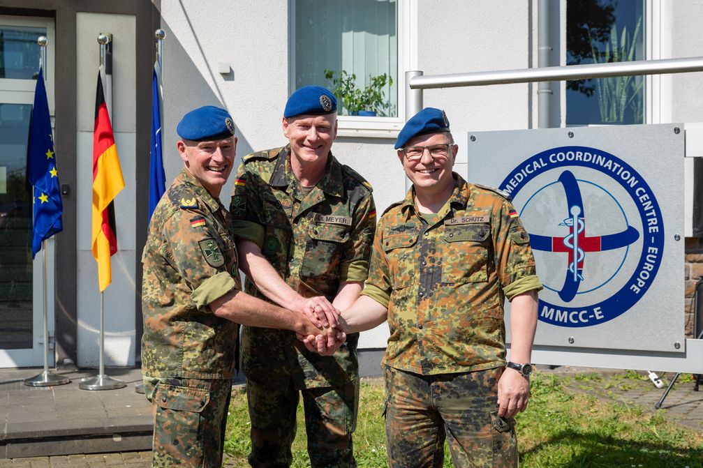 (von links) Generalarzt Dr. Rolf von Uslar, Generalarzt Dr. Jürgen Meyer und Oberstarzt Dr. Thorsten Schütz  (2025) Bild: Bundeswehr/Helmut von Scheven Fotograf: Helmut von Scheven