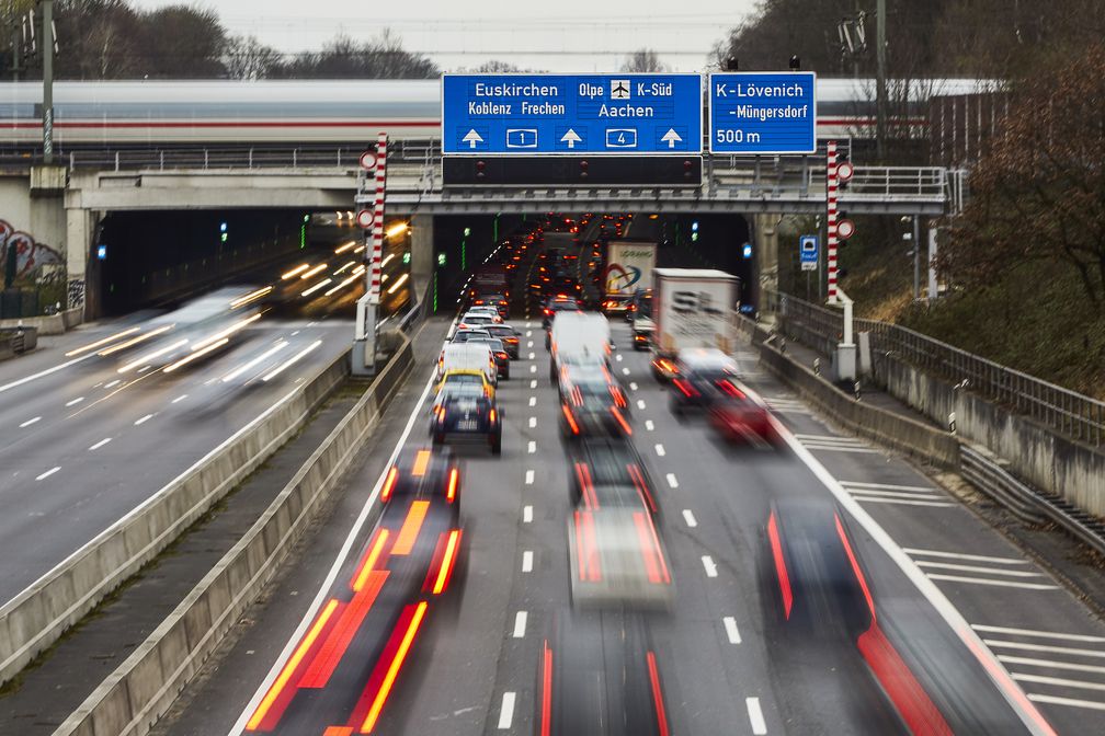 Tunneldurchfahrt: Bei Stau und Panne Ruhe bewahren. Foto: TÜV Rheinland. Bild: "obs/TÜV Rheinland AG"