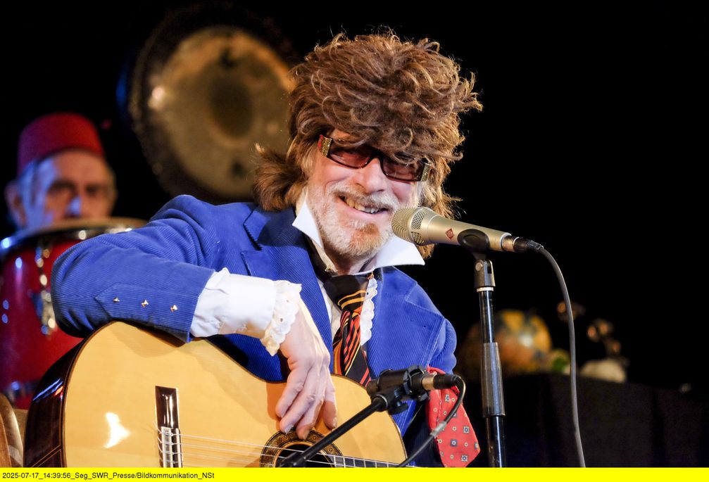 ARD/SWR HELGE SCHNEIDER - THE KLIMPERCLOWN, am Mittwoch (20.08.25) um 22:50 Uhr im ERSTEN.
Der kreative Allrounder Helge Schneider - Musiker, Komiker und Filmemacher - portraitiert sich zum 70. Geburtstag selbst. Mit Originalaufnahmen unter anderem von seiner ,,Pretty Joe & die Dorfschönheiten Tournee 2014".
© SWR/Meine Supermaus, honorarfrei - Verwendung gemäß der AGB im engen inhaltlichen, redaktionellen Zusammenhang mit genannter SWR-Sendung bei Nennung "Bild: SWR/Meine Supermaus" (S2+). SWR Presse/Bildkommunikation, Baden-Baden, Tel: 07221/929-22202, foto@swr.de / Weiterer Text über ots und www.presseportal.de/nr/7169 / Die Verwendung dieses Bildes für redaktionelle Zwecke ist unter Beachtung aller mitgeteilten Nutzungsbedingungen zulässig und dann auch honorarfrei. Veröffentlichung ausschließlich mit Bildrechte-Hinweis. Bildrechte: SWR/Meine Supermaus Fotograf: SWR - Südwestrundfunk