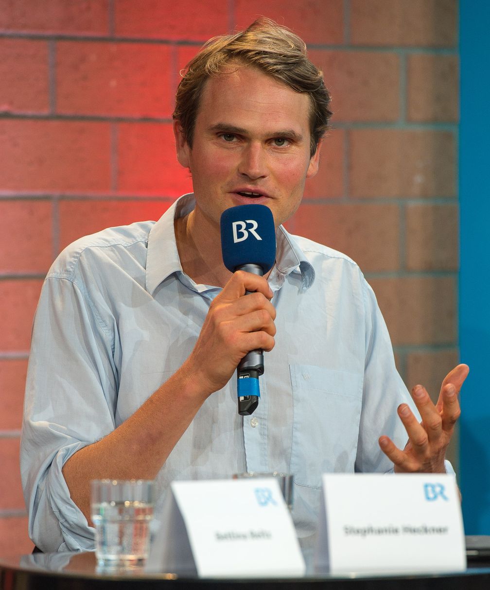 Fabian Hinrichs auf der Pressekonferenz zum Franken-Tatort